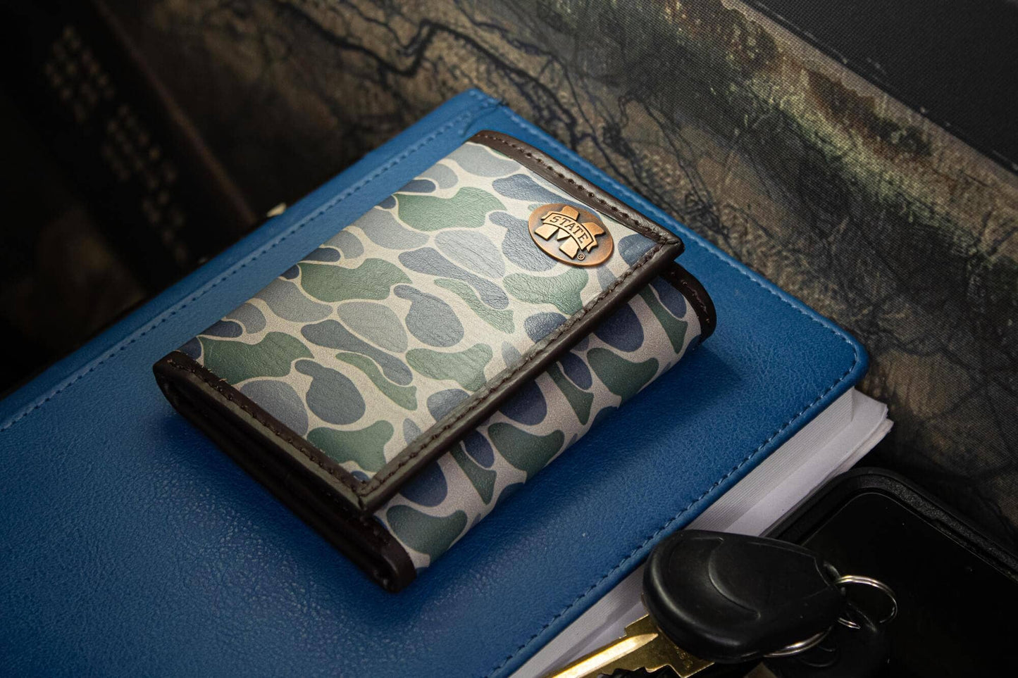 Mississippi State Bulldogs Men's Trifold Old School Camo Leather Wallet.