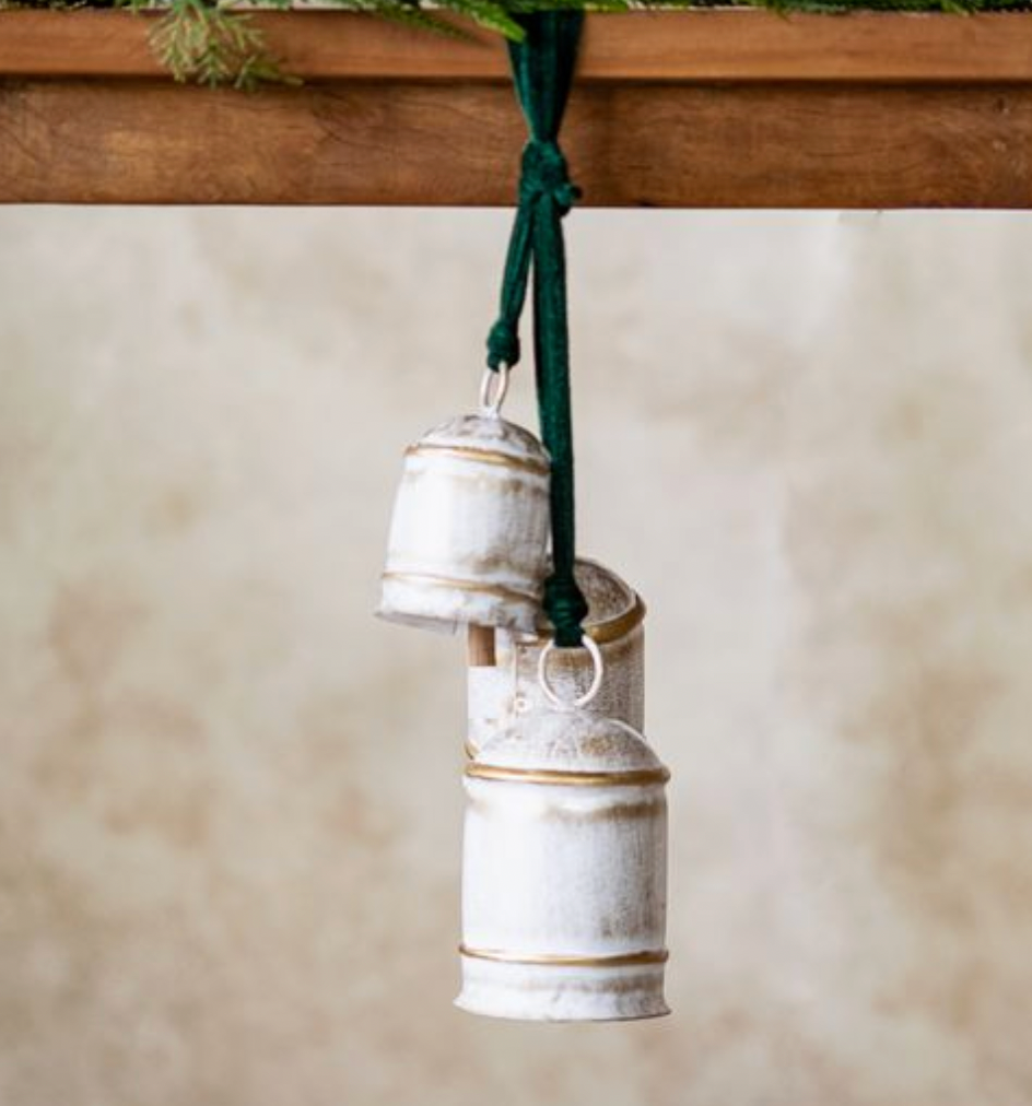 WHT/GLD 3 COW BELL GRN VELVET CLUSTER