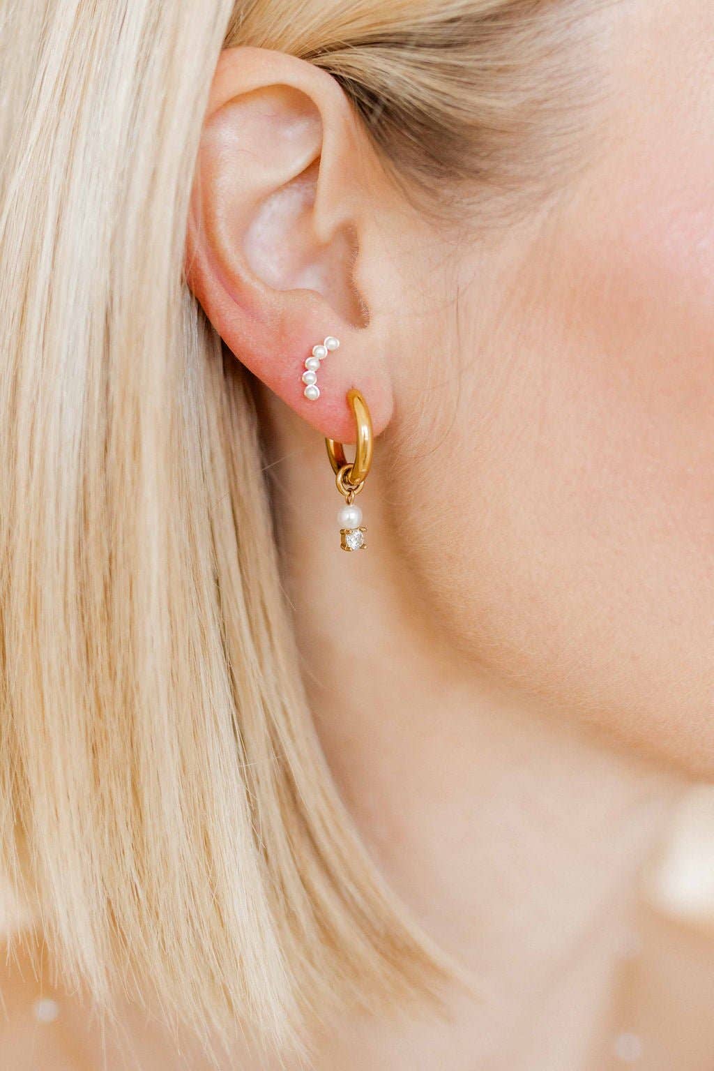Screwback Stud Earrings - Abigail - Pearl